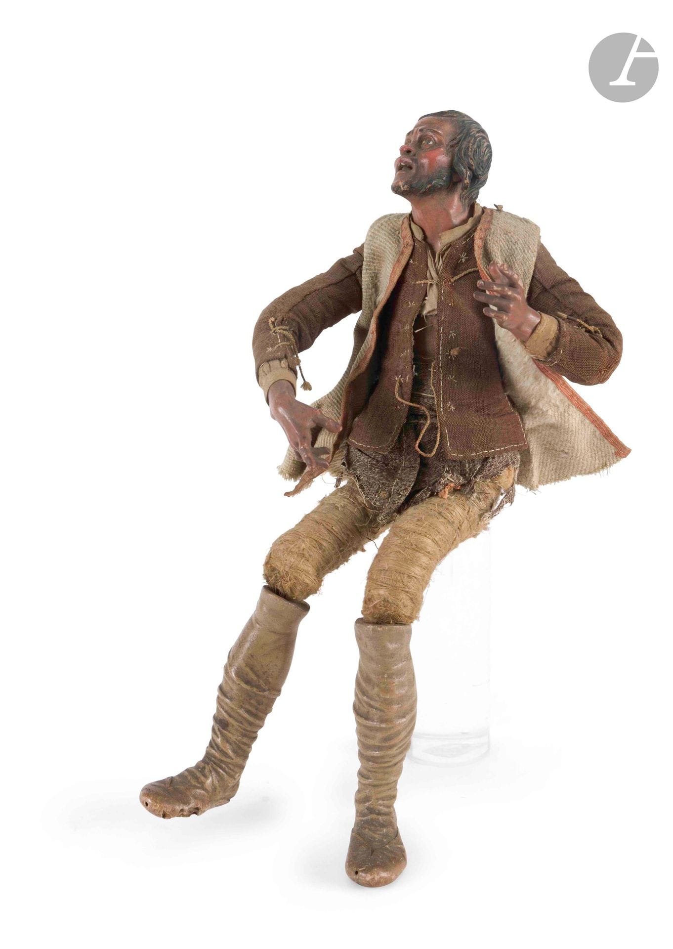 SANTON NAPOLITAIN
Personnage de crèche figurant un berger avec tête en terre cuite, yeux en verre, corps habillé de vêtement de soie, mains et pieds en bois sculpté polychromé
Italie du sud, Naples, XIXe siècle
H. : 39 cm
Accidents et manques