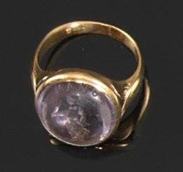 Bague en or jaune, ornée d'une intaille en verre portant la devise «Manu Corde Mente». Poids: 9,5 g
