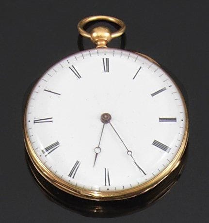 Montre à gousset en or avec décor sur le fond et godrons sur la tranche. Echappement à cylindre, double boîte intérieure en laiton. Poids brut: 46,90 g