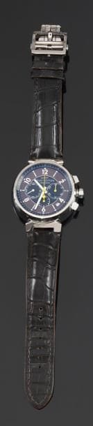 LOUIS VUITTON
CHRONOGRAPHE TAMBOUR LV277 Montre bracelet en acier avec chronographe. Cadran marron-noir avec index chiffres arabes appliqués et graduation minutes. Cadrans auxiliaires pour la petite seconde, les 30 minutes et les 12 heures du chrono. Guichet dateur entre 4 et 5h. Signature Louis Vuitton sur la tranche du boîtier. Mouvement automatique Zenith El Primero, calibre 277. Fond vissé saphir. Bracelet cuir avec boucle déployante en acier LV. Cadran, boîtier et mouvement signés. Numérotée RE4606Q1141 Dans son écrin avec facture et garantie.