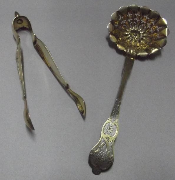 Pince à sucre et saupoudreuse en vermeil. Poinçon minerve. Poids: 81 g
