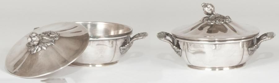 Paire de légumiers de forme ronde et leur doublure en métal doublé, les anses et la graine en argent. (Garniture argent) Orfèvre: Jean-Barthélémy DELPRAT, vers 1840. Diam.: 20,5 cm