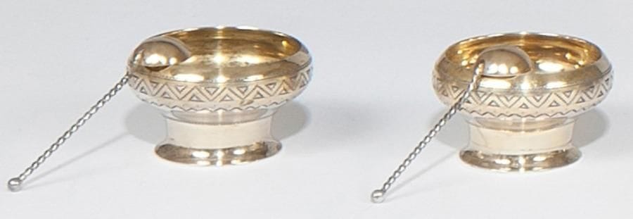 Paire de salières et leurs pelles à sel en vermeil. MOSCOU 1891. Poids: 52 g