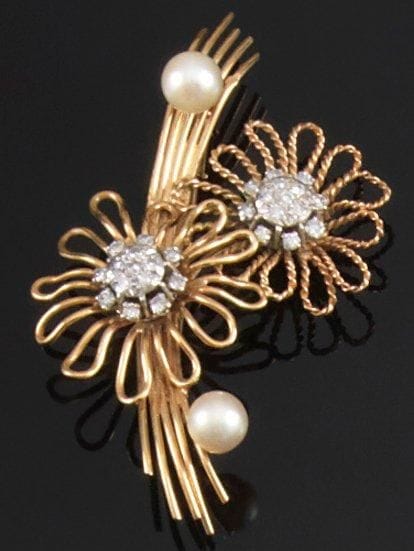 Broche en fils d'or jaune, ornée de deux perles de culture et fleurs d'or jaune cordé serties de diamants. Poids: 16,1 g