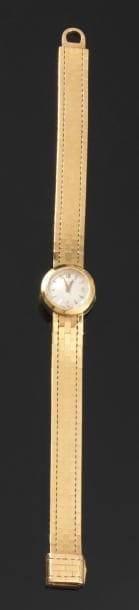 JAEGER-LECOULTRE
Fine montre de dame en or jaune, cadran rond, bracelet ruban d'or jaune, mouvement mécanique. Numérotée. Poids brut: 36,1 g