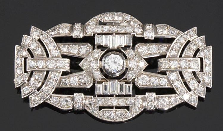 Broche plaque des années 30 en platine et or gris, en motifs géométriques imbriqués sertis de diamants de taille brillants et baguettes. Poids: 19,1 g