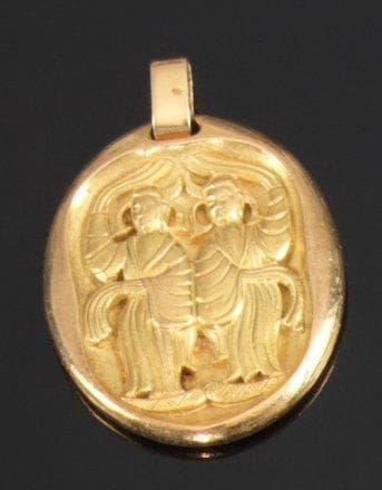 CARTIER
Pendentif en or jaune gravé du symbole astrologique du gémeaux, le revers gravé de deux personnages. Signé et numéroté. Haut.: 5 cm environ Poids: 51,4 g.