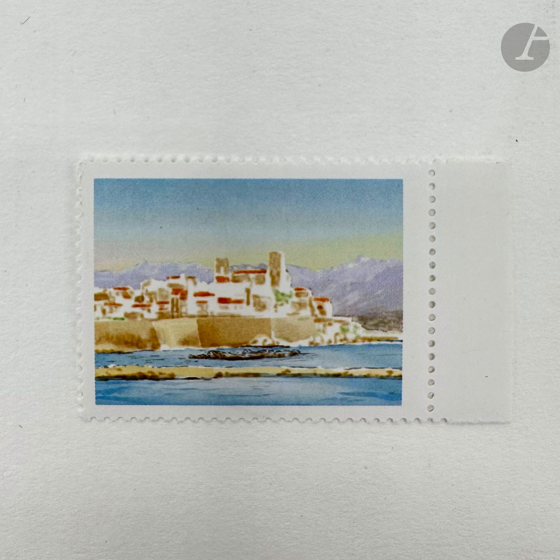 France. N°3940 Antibes-Juan les Pins bdf sans inscriptions ni faciale. T.B. Signé Calves
