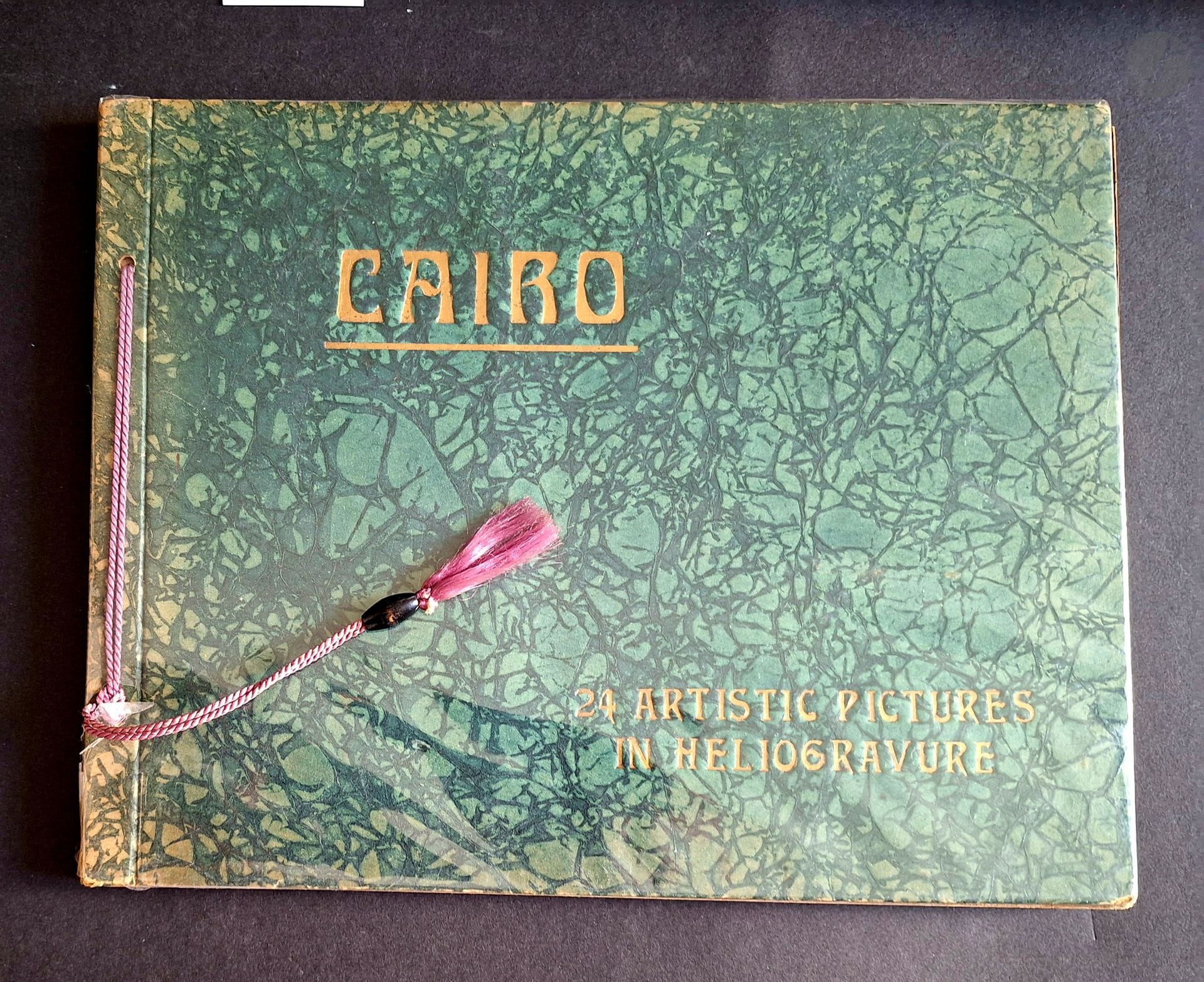 LEHNERT, FRANZ RUDOLF (1878-1948)
LANDROCK, ERNEST HEINRICH (1878-1966)
Cairo.
24 artistic pictures in heliogravures.
Lehnert&Landrock Editors, Cairo, c. 1910.
In-8 oblong (21 x 28 cm). Édition originale. 24 héliogravures avec signature en blanc imprimée dans le coin inférieur de l'image. Légendes en anglais dans la marge de chacune des planches. Couverture rigide rouge avec titre doré. Reliure à lacet violet.