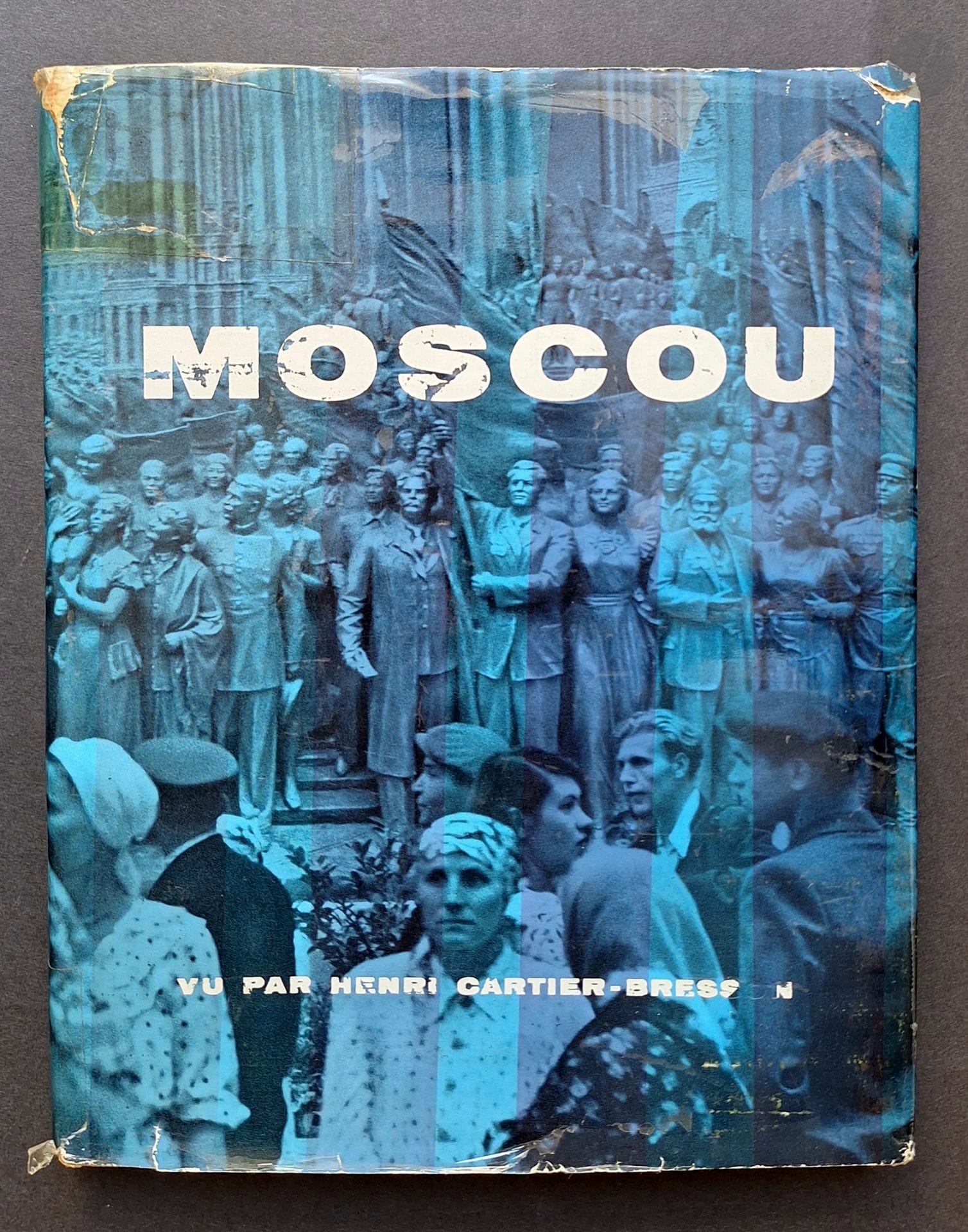 CARTIER-BRESSON, HENRI (1908-2004)
Moscou, vu par Henri Cartier-Bresson.
Robert Delpire éditeur, Collection Neuf, 1955.
In-4 (28 x 22,5 cm). Édition originale. 163 photographies imprimées en héliogravure. Reliure tissée crème d'éditeur sous jaquette illustrée. Jaquette en mauvais état.