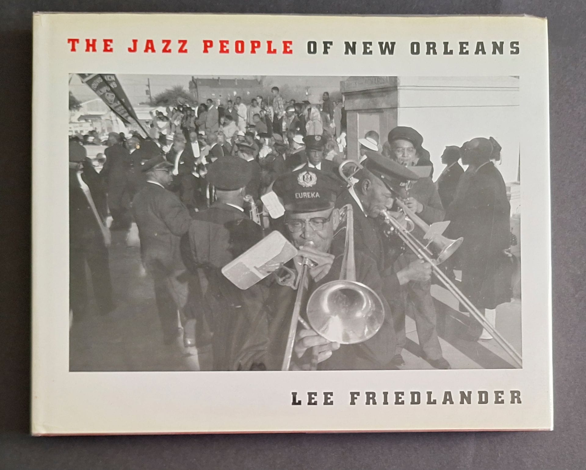 FRIEDLANDER, LEE (1934) [Signed]
The Jazz People of New Orleans.
Pantheon Books, New York, 1992.
Oblong quarto (23 x 29 cm). First edition, signed by Lee Friedlander on the half-title page. 120 pp. Red cloth binding with illustrated dust jacket.