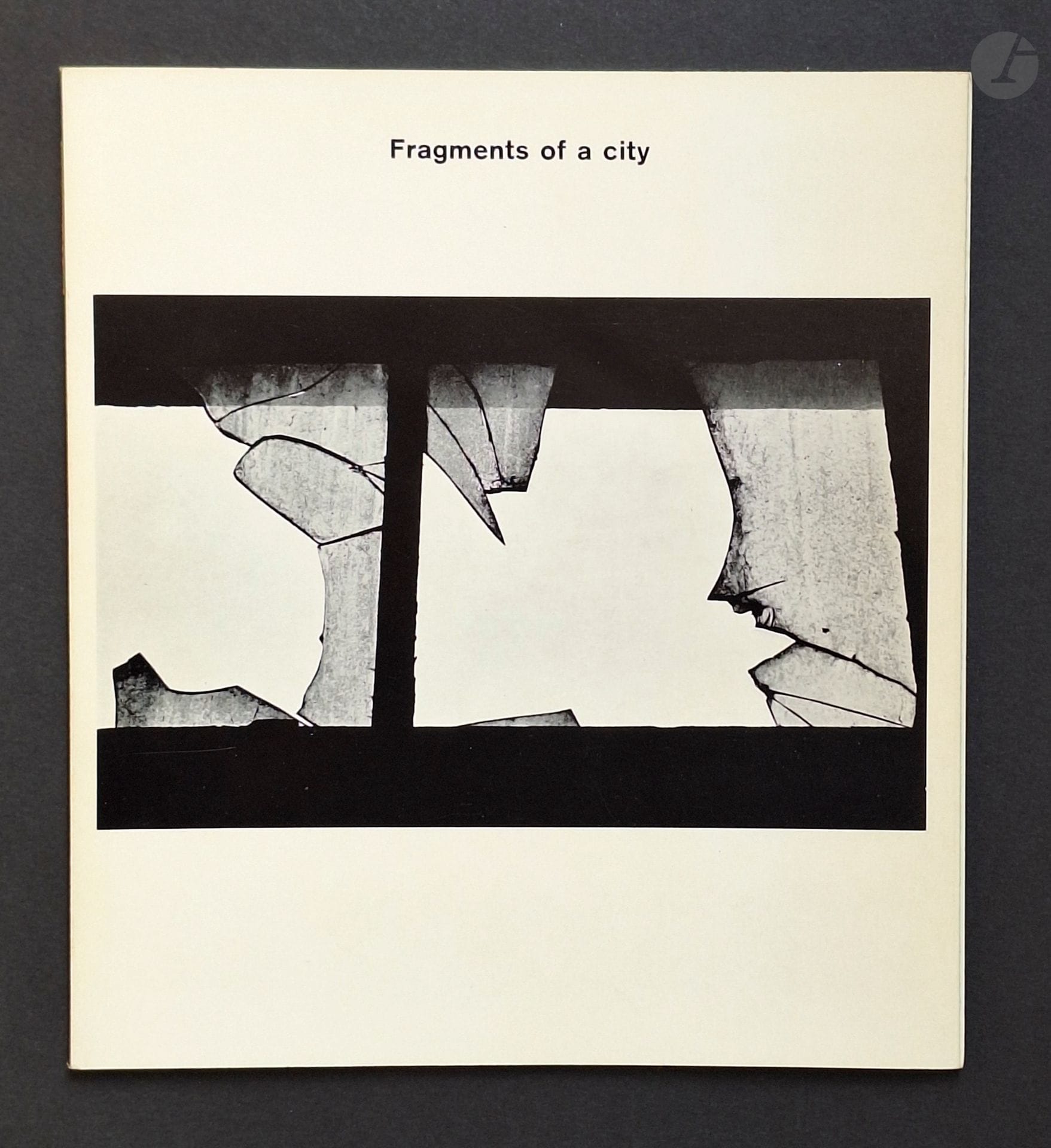 HELMER-PETERSEN, KELD (1920-2013)
Fragments of a city. Chicago Photographs.
Hans Reitzel, Copenhagen, 1960. 
In-8 (20,5 x 18 cm). Édition originale. 42 pages. Couverture souple illustrée.