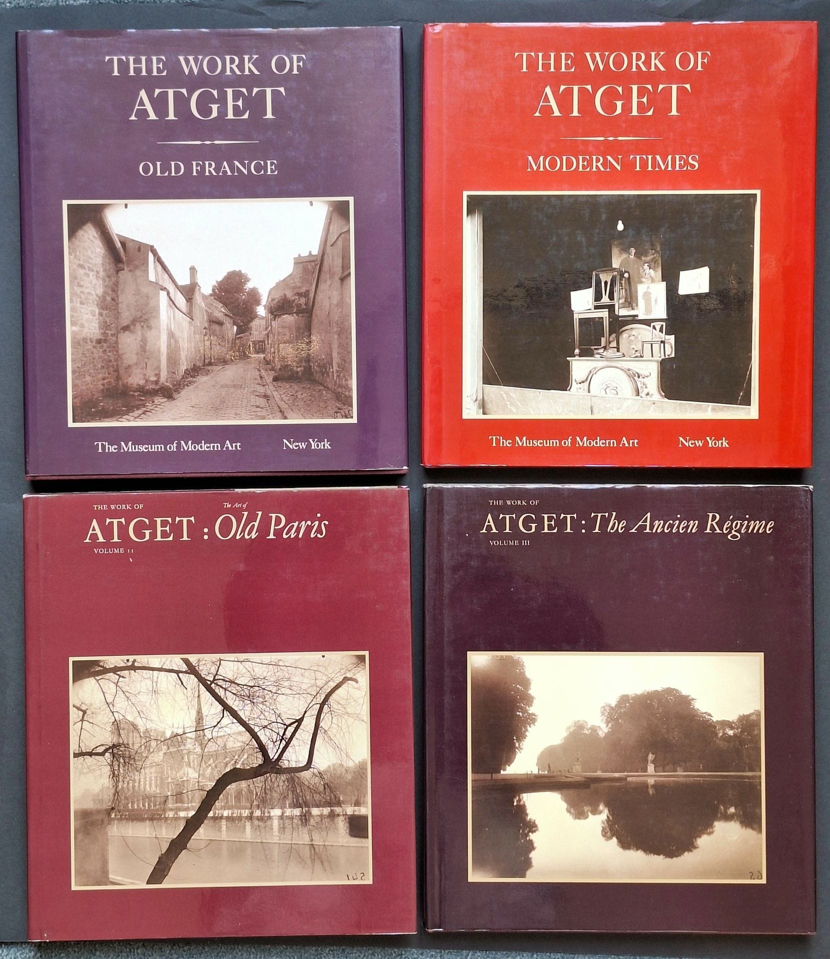 ATGET, EUGENE (1857-1927)
The Work of Atget. 
Old France. The Art of Old Paris. The Ancient Régime. Modern Times. 
Volumes I-IV. 
The Museum of Modern Art, New York, 1981-1985. 
In-4 (30 x 26,5 cm). Quatre volumes. Editions originales. Textes en anglais de John Szarkowski et Maria Morris Hambourg. Cartonnages d'éditeur sous jaquettes illustrées.