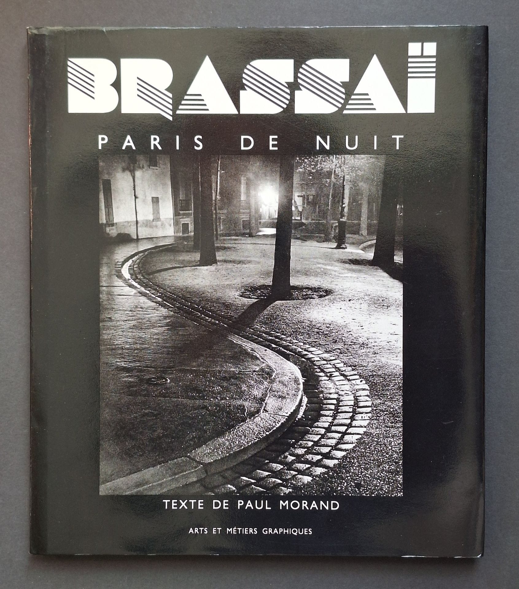 BRASSAÏ (Gyula Halasz, known as) (1899–1984) 
Paris by Night.
Flammarion, 1990.
In-4 (32.5 x 28 cm). Reprint of the 1933 edition, printed in heliogravure. Black cloth binding with an illustrated dust jacket.