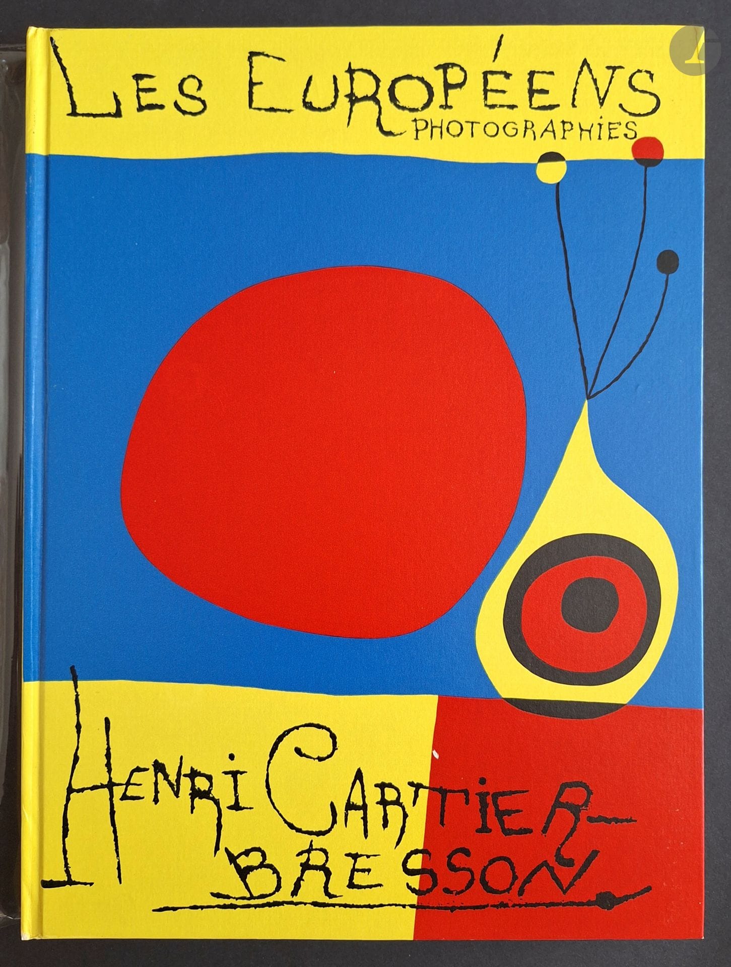 CARTIER-BRESSON, HENRI (1908-2004)
Les Européens.
Verve, Paris, 1955.
In-folio (37 x 28 cm). Édition originale. Sélection de 114 photographies d'Henri Cartier-Bresson imprimées en héliogravure (Draeger Frères). Cartonnage d'éditeur illustré spécialement par Joan Miró. Exemplaire d'une exceptionnelle fraîcheur, resté comme neuf grâce à la présence d'une surjaquette blanche avec texte imprimé en noir "à mademoiselle M. Desfougères, européenne..."
Ref. Parr & Badger, I, p. 209.