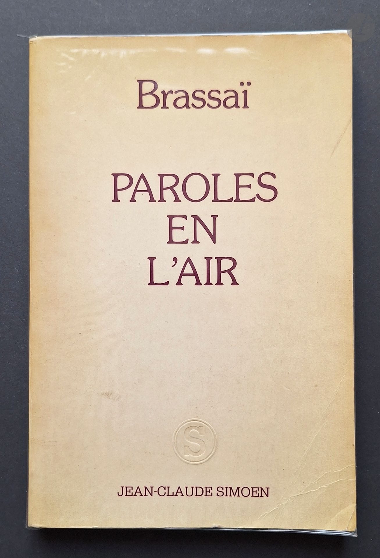 BRASSAÏ (Gyala Halasz, dit) (1899-1984) [Signé]
Paroles en l'air.
Jean-Claude Simoen, 1977.
In-8 (21 x 14 cm). Édition originale brochée,
dédicacée, datée (1977) et signée par Brassaï.
172 pages. Couverture souple titrée en rouge.