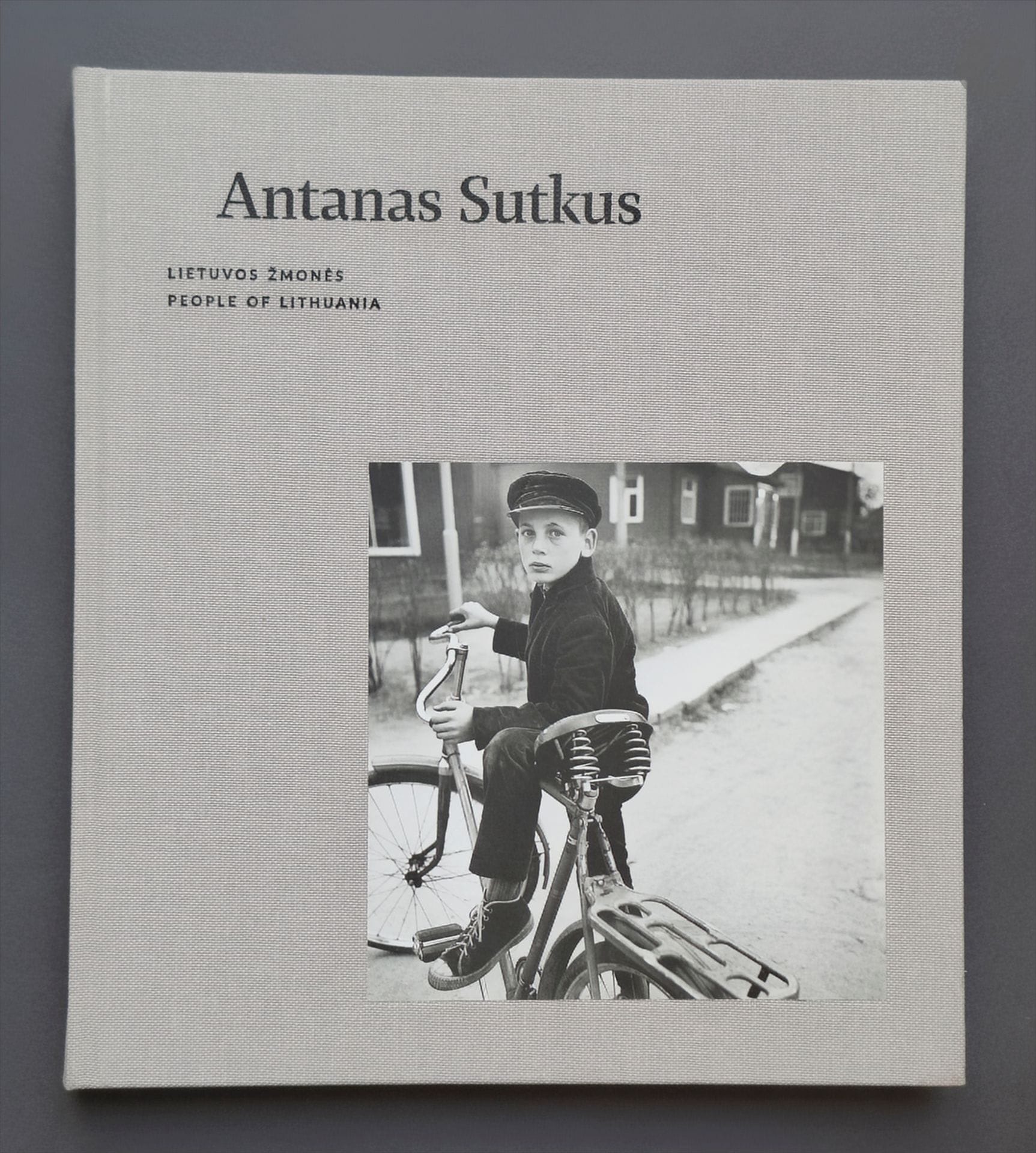 SUTKUS, ANTANAS (1939)
People of Lithuania.
Kaunas Photography Gallery, 2015.
In-4 (27 x 24 cm). Édition originale. 160 pages. Reliure en tissu avec étiquette photographique.