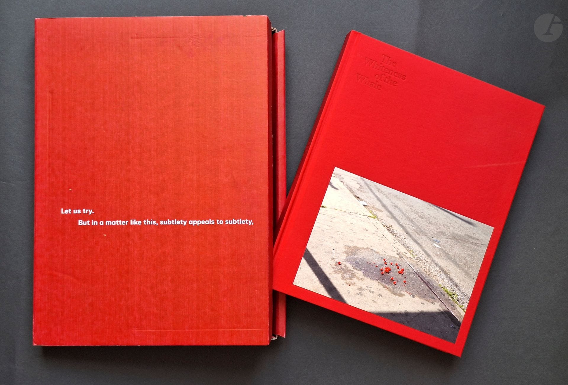 GRAHAM, PAUL (1956)
The Whiteness of the Whale
American Photographs 1998-2011.
Mack, 2015.
In-4 (31 x 25 cm). Édition originale. Reliure en tissu rouge avec étiquette photographique, sous étui cartonné rouge, titré en blanc, de l'éditeur.