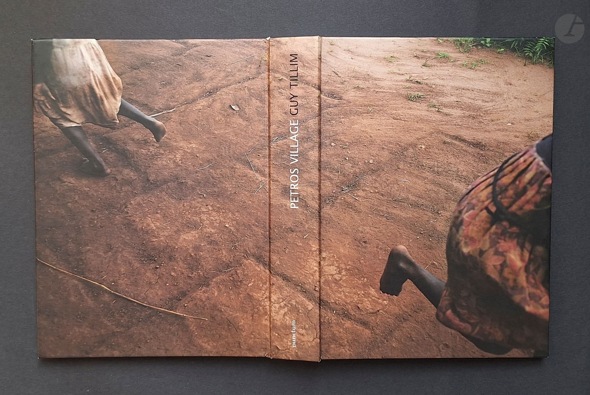 TILLIM, GUY (1962) [Signed]
Petros Village.
Punctum, 2006.
In-8 (22 x 16 cm). First edition, signed by Guy Tillim in 2019. Large fold-out leporello, with an illustrated hardcover dust jacket.