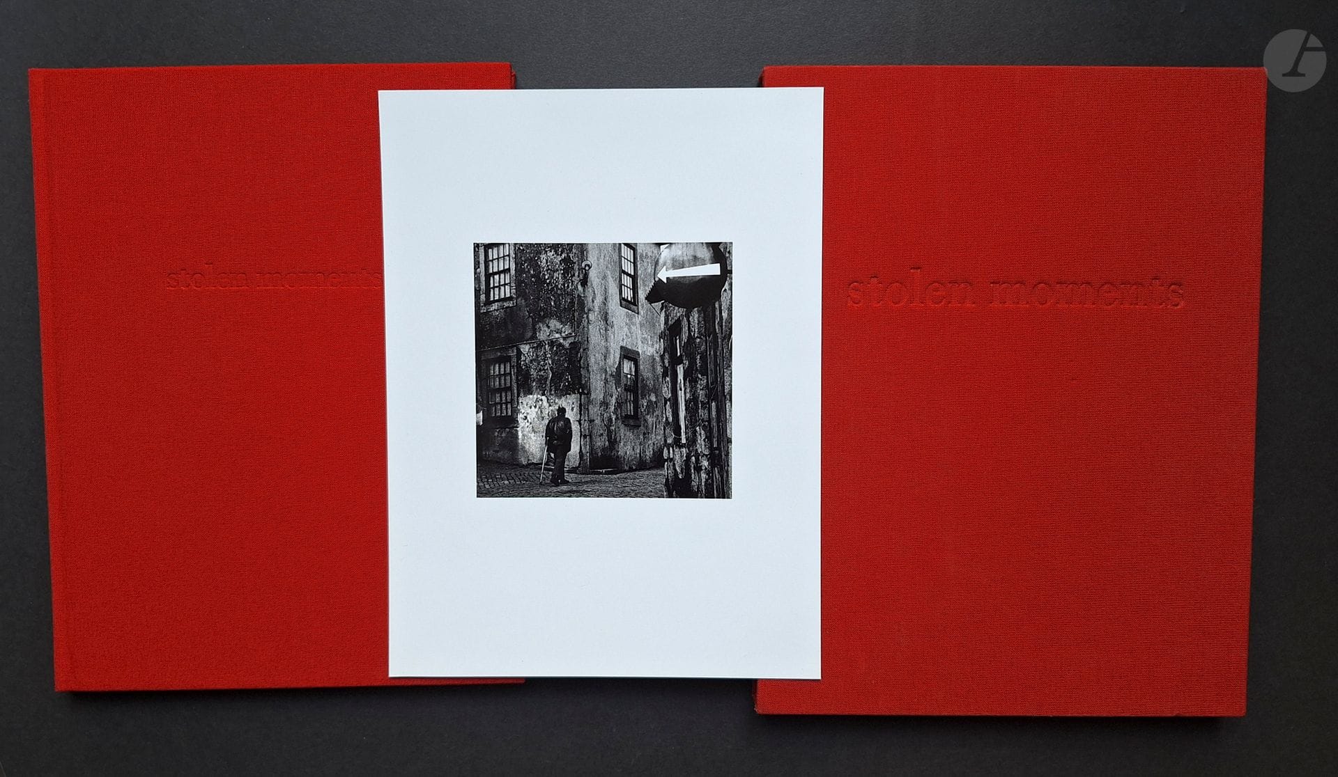 SANDAHL, TORE (1957) [avec tirage]
Stolen moments.
Tore Sandahl, Stockholm, 2007.
In-8 (23 x 17 cm). Édition originale de tête. Un des 10 exemplaires numérotés et signés, accompagnés d'un tirage original (21,5 x 16 cm) numéroté et signé par Tore Sandhal. 30 photographies imprimées en noir et blanc. Reliure en tissu rouge sous emboîtage en tissu rouge pour cette édition de tête.