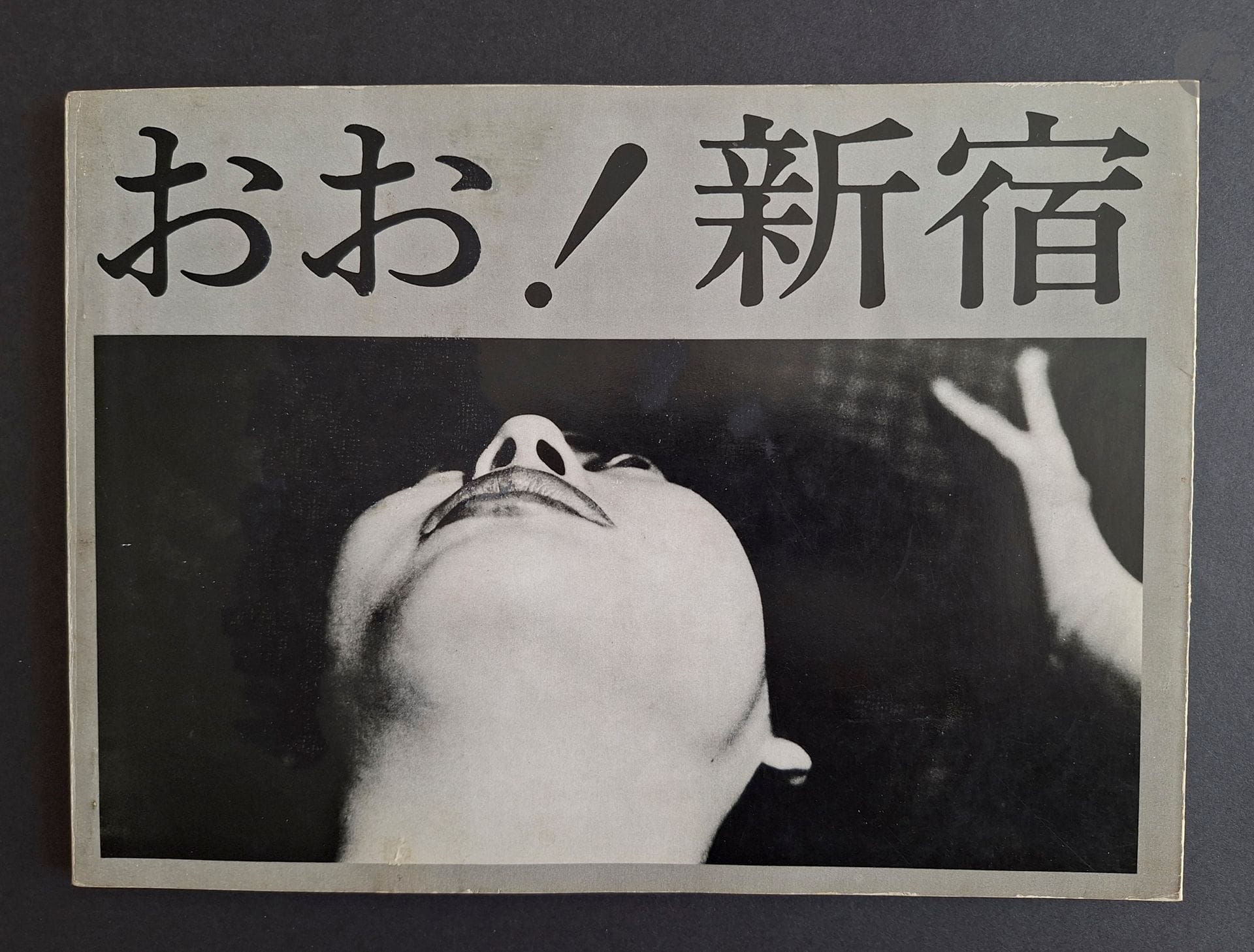 TOMATSU, SHOMEI (1930-2012)
Oh Shinjuku!
Shaken, Tokyo, 1969.
In-8 oblong (18,5 x 26 cm). Édition originale, brochée. Photographies imprimées en héliogravure. Couverture souple illustrée. Très bel exemplaire.
Ref. Parr & Badger, I, p. 290.