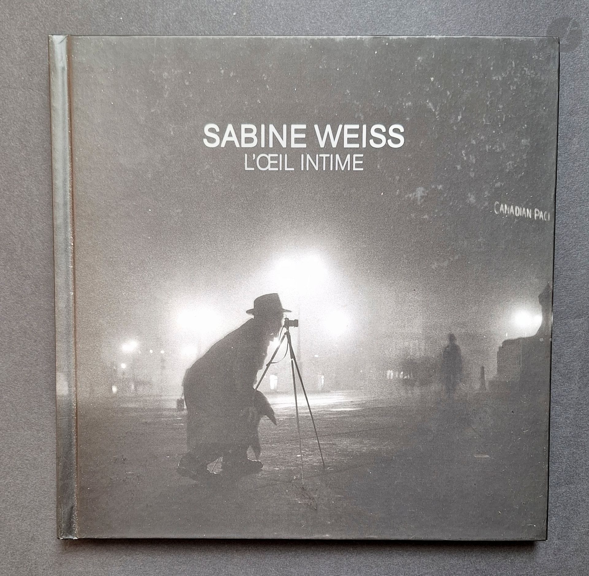 WEISS, SABINE (1924–2021) [Signed]
The Intimate Eye.
Escourbiac, 2014.
In-8 (23 x 22.5 cm). First edition, inscribed and signed by Sabine Weiss. 94 pages. Illustrated cover.