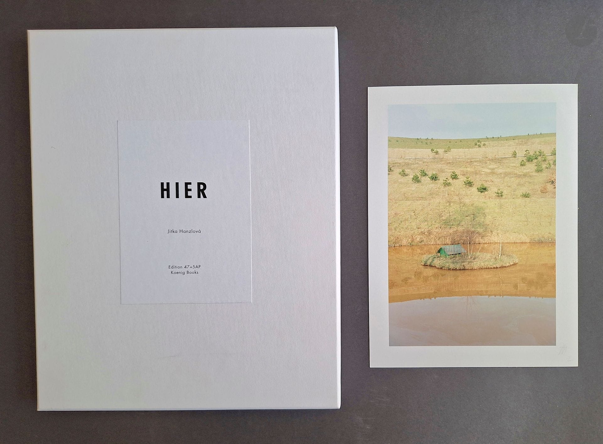 HANZLOVA, JITKA (1958) [with print]
Yesterday.
Koenig Books, 2013.
In-4 (30 x 24 cm). First edition, in a white publisher’s box titled and numbered 2/47, accompanied by a signed color print measuring 24 x 17 cm.