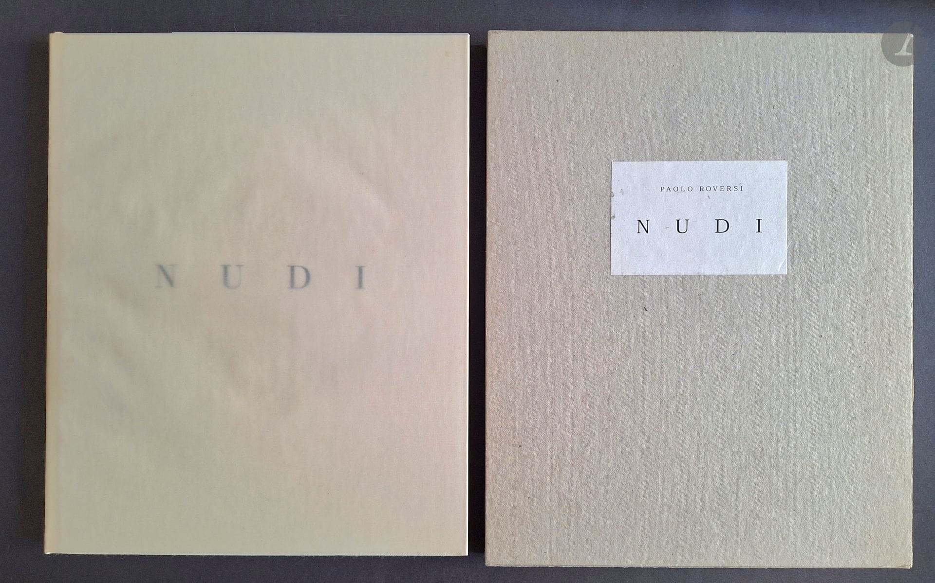 ROVERSI, PAOLO (1947)
Nudi.
Stromboli, Paris, 1999.
In-8 (29 x 23,5 cm). Édition originale. 46 photographies. Cartonnage toilé d'éditeur sous jaquette transparente en papier cristal. Emboîtage avec étiquette de titre. Bel exemplaire.