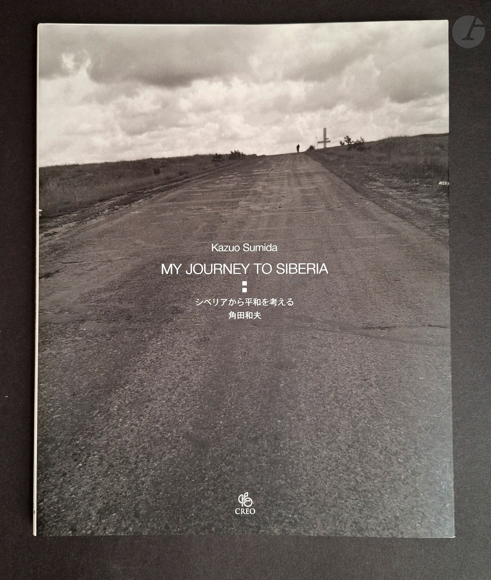 SUMIDA, KAZUO (1952) [Signed]
My Journey to Siberia.
Creo, 2009.
In-4 (28.5 x 23 cm). First edition, paperback, signed by the photographer on the title page. Bilingual (English-Japanese). 72 pages. White softcover with illustrated dust jacket featuring a large flap.