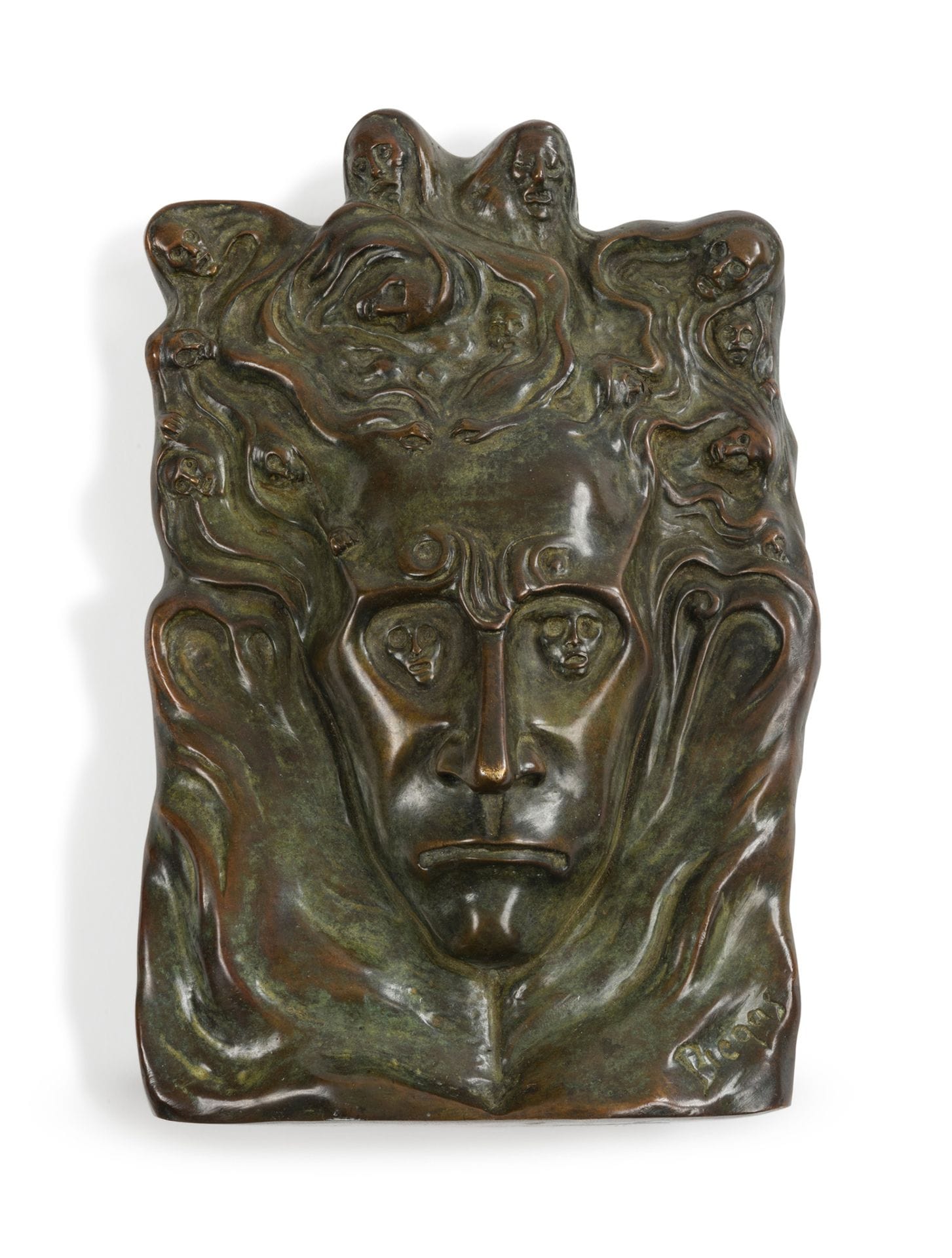 Bolesław BIEGAS (1877-1954) 
La Terre (Ziemia)
Réduction en bronze, le modèle conçu en 1902.
Fondeur non identifié. 
Signée Biegas.
20,5 x 12,5 cm
Inscription à l’encre au revers (« ex. um… ? / Biegas »).
Dans un cadre de présentation.

Un avis d’inclusion dans le catalogue raisonné en cours de préparation par M. Xavier Deryng sous l’égide de la Société Historique et Littéraire Polonaise de Paris (SHLP), légataire universel de l’artiste, sera remis à l’acquéreur.

Marcel Reja (1873-1957), qui fut le praticien littéraire d’August Strindberg et l’un des rares défenseurs d’Edvard Munch en France, a particulièrement apprécié la Terre, l’une des grandes sculptures modelées par Biegas en 1902. Dans sa contribution au numéro spécial de La Plume, il terminait son essai en soulignant l’importance de cette œuvre : « Il n’y a pas opposition de deux formules, mais ensemble très cohérent et très puissant de cette œuvre La Terre, où la matière inanimée, brutale, mais pourtant d’un beau rythme, s’épanouit dans une chevelure vivante où les images les plus souples et les plus sanglotantes de l’humanité et de la vie se tordent, selon un cauchemar hallucinant ». Boleslas Biegas. Sculpteur, Paris, Éditions de La Plume, 1902, p. 23.

La réduction de La Terre occupe une place exceptionnelle au sein des sculptures de Biegas. C’est actuellement le seul exemple connu, peut-être commandé par Marcel Reja lui-même. Xavier Deryng

[Pologne] [art polonais] [sztuka polska]
