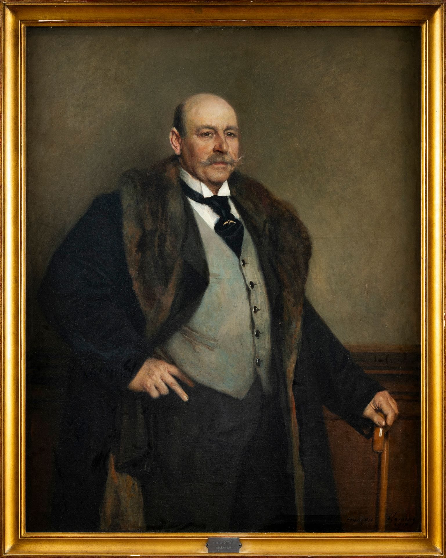 François FLAMENG (Paris 1856-1923)
Portrait de Félix-Nicolas Potocki (1845-3 juin 1921)
Toile d’origine. 
Hauteur : 136 cm ; largeur : 109 cm
Signée et datée en bas à droite « François Flameng /  1917 ».

Provenance :
- Collection du comte Félix-Nicolas Potocki (Tulczyn 1845 - Paris 1921), Hôtel Potocki Paris.
- Collection de son neveu, légataire universel, le Comte Alfred Potocki (Lancut Galicie 1886 - La Roche-sur-Foron 1958).
- Vente Icônes, Portraits - provenance de la famille Potocki, ensemble d’estampes relatives à la Russie, Paris, Mes Philippe et Jean-Paul Couturier et Nicolay, 7 octobre 1977, n°24 à 50 (tableaux représentant des membres de la famille Potocki, environ 40 pièces).

Exposition :
- Exposition du Cercle de l’Union artistique, 5, rue Boissy-d’Anglas, mars - avril 1918.
- Paris Belle Epoque 1880-1914, Essen, Kulturstiftung Ruhr Villa Hügel, 11 juin - 13 novembre 1994, n°37, reproduit en couleur.

Expert : cabinet Turquin.

Ce lot est présenté en collaboration avec Ader Entreprises & Patrimoine.

[Pologne] [art polonais] [sztuka polska] [Lancut]