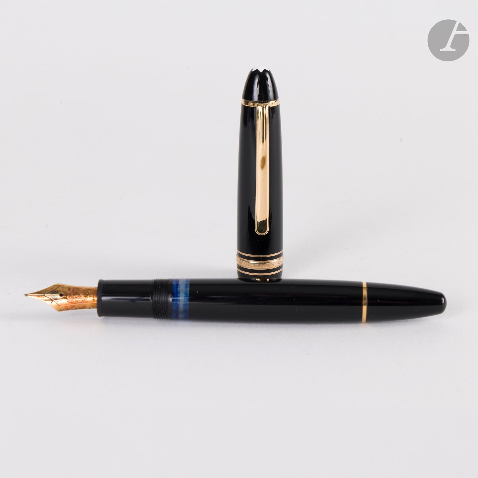 MONTBLANC
Stylo plume modèle Meisterstück n°146 en résine noire, plume taille M en or 18K (750). Système à piston.
Dans un écrin et garantie
Usures d'usages