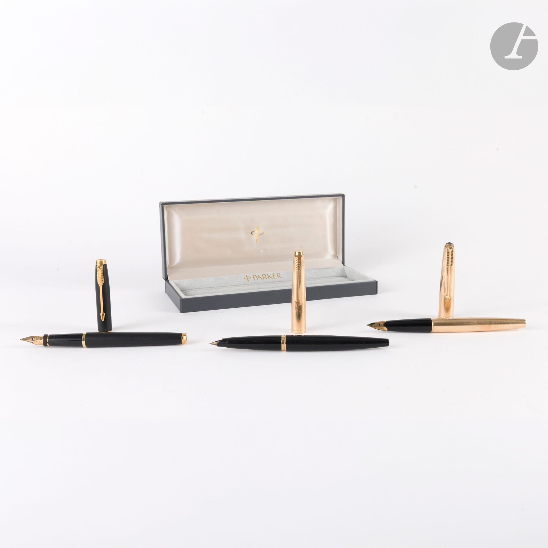 PARKER
Lot de trois stylos :
- Un stylo plume à cartouches plaqué or, avec une plume en or 18K (750)
- Un stylo plume à cartouches en résine noire, avec une plume taille M en or 18K (750)
- Un stylo plume à piston plaqué or et résine noire.
Dans un écrin Parker.
Etat d'usage.