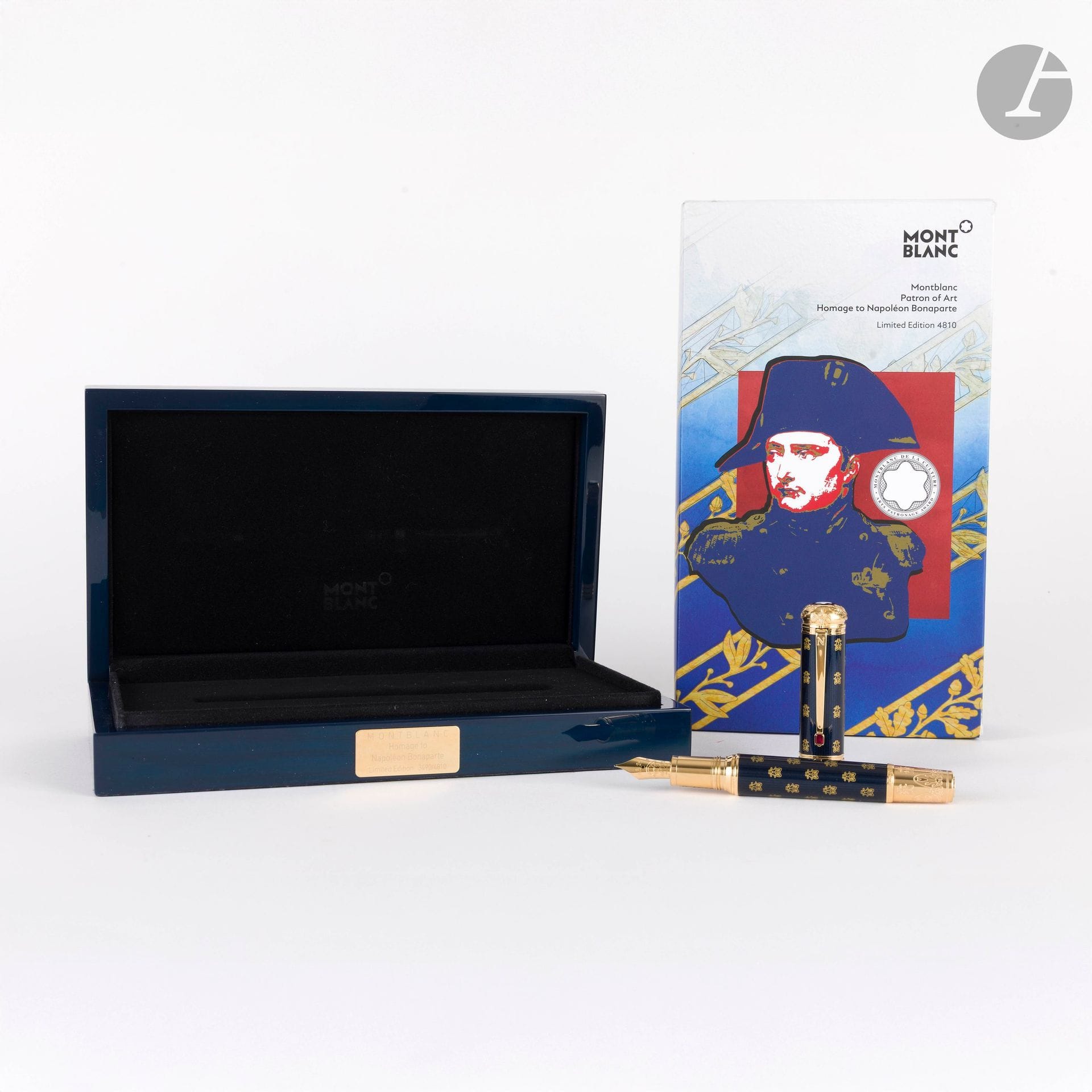 MONTBLANC 
Collection Patron of art "Homage to Napoléon Bonaparte"
Stylo plume en laque bleue rayée de noir et semée d'abeilles dorées, résine. Numéroté 3490/4810. Système remplissage à piston. Corps du stylo en or 18K (750).  
Plume taille F en or 18K (750) datée de 2021. 
Capuchon dévissable et agrafe sertie d'une pierre rouge synthétique.
Avec  son coffret d'origine et son étui en carton, son guide d'entretien auquel est attaché un certificat de garantie daté du 4 mars 2024. 

Ce stylo souligne le rôle de l'empereur dans le développement du style "Empire" imprégné de néoclassicisme. Il est directement inspiré des couleurs et motifs de la salle du trône du château de Fontainebleau.