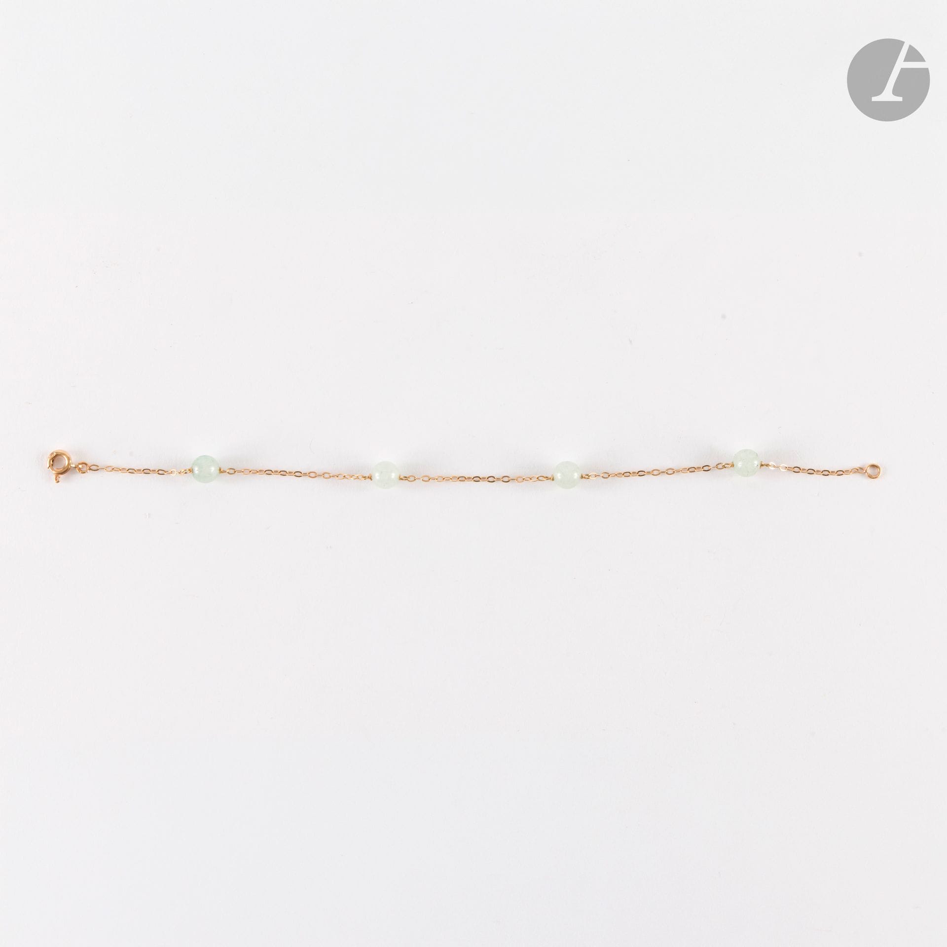 Bracelet en or 18K (750), scandé de billes de quartz aventuriné. Longueur : 18 cm environ. Poids brut : 2,3 g
