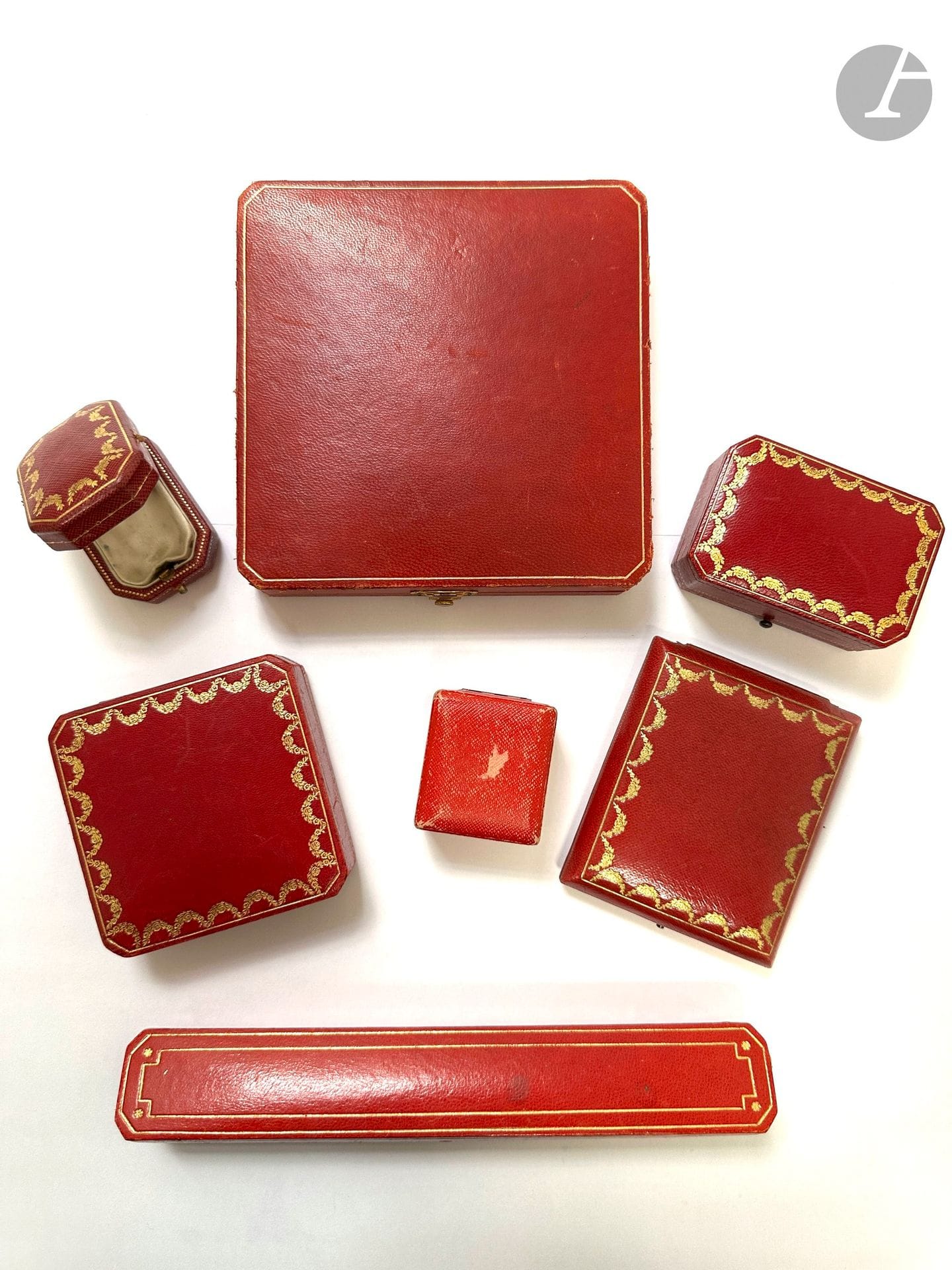 CARTIER 
Lot de 7 écrins pour bijoux et accessoires : bracelet, montre ou bracelet, pendentif, motifs d'oreilles, collier...(en l'état, usures, taches, fils tirés)