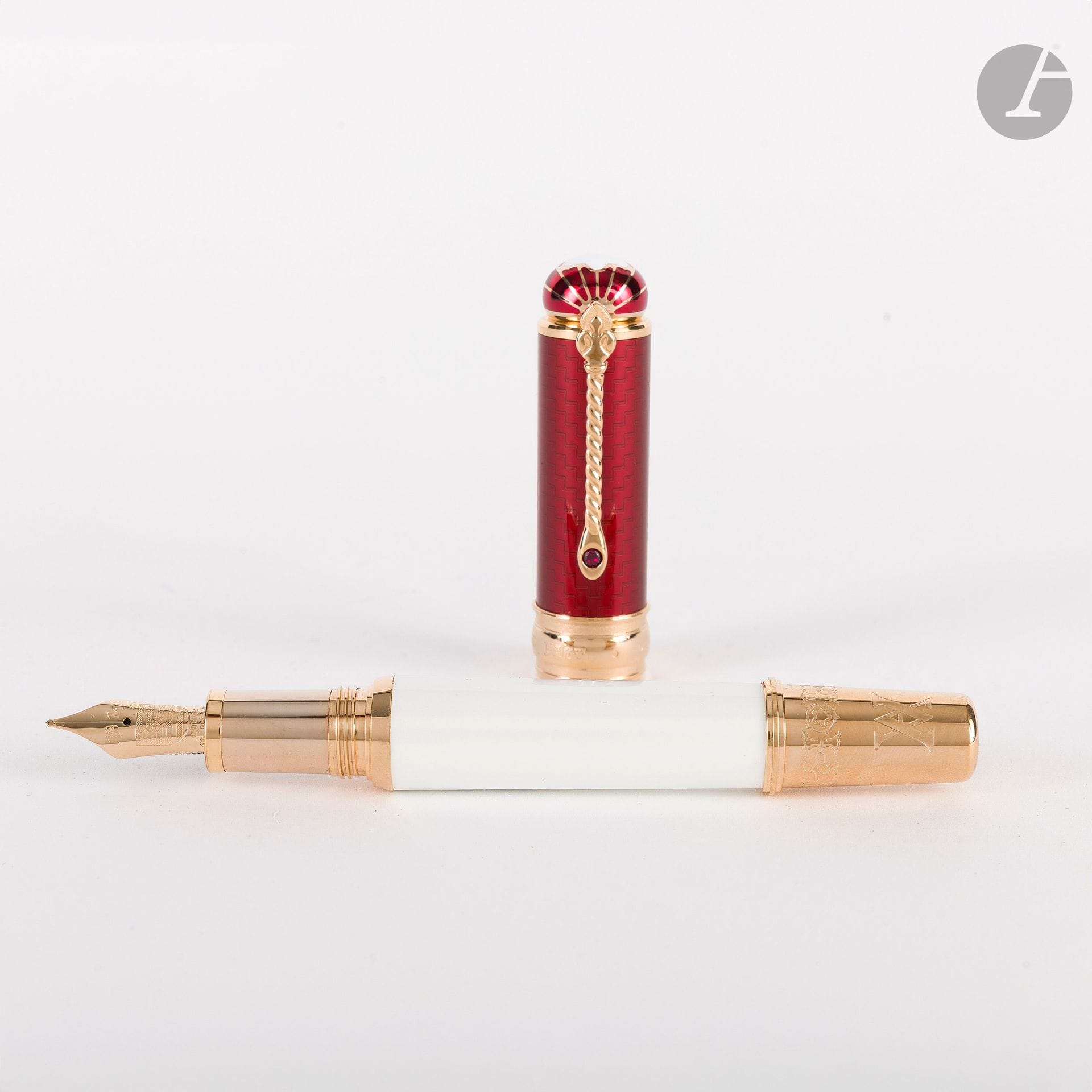 MONTBLANC 
Collection Patron of art Homage to Victoria and Albert, "Homage to Albert"
Stylo plume laque blanche et rouge, résine. Corps du stylo en or 18K (750). Numéroté 0429/4810. Système au remplissage à piston. 
Plume taille M en or 18K (750) datée de 2022. 
Capuchon dévissable et agrafe sertie d'une pierre rouge synthétique.
Avec son coffret d'origine et son étui en carton, son livret auquel est attaché un certificat de garantie daté du 2 décembre 2023. 

Ce stylo, dernier édité de la collection "Patron of Art" est édité conjointement au stylo "Homage to Victoria". Le capuchon du stylo est orné de la devise du Prince Albert "Treu und fest".
Le blanc et rouge choisis pour le stylo rappellent les couleurs de l'uniforme porté par le prince lors de son mariage avec la future reine Victoria. Sous la laque, des motifs géométriques font référence aux décors néogothique du Schloss Rosenau, demeure d'enfance du prince. Le haut du capuchon reprend les motifs innovants du Crystal Palace de l'Exposition universelle de 1851, une réalisation soutenue par le prince Albert.