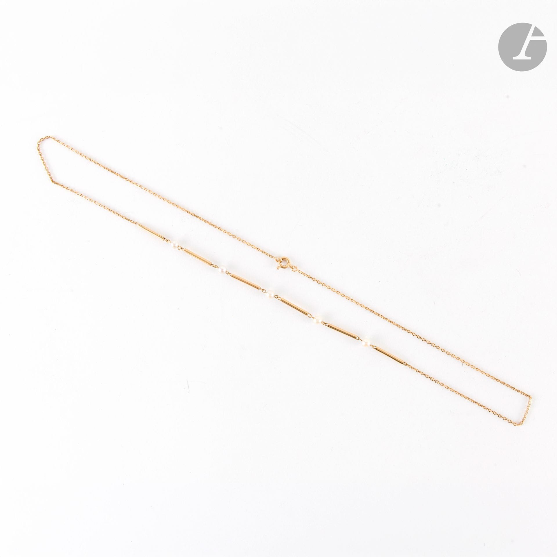 18K (750) gold necklace featuring tubular links interspersed with cultured pearls. Length: approximately 52.6 cm. Gross weight: 5.2 g