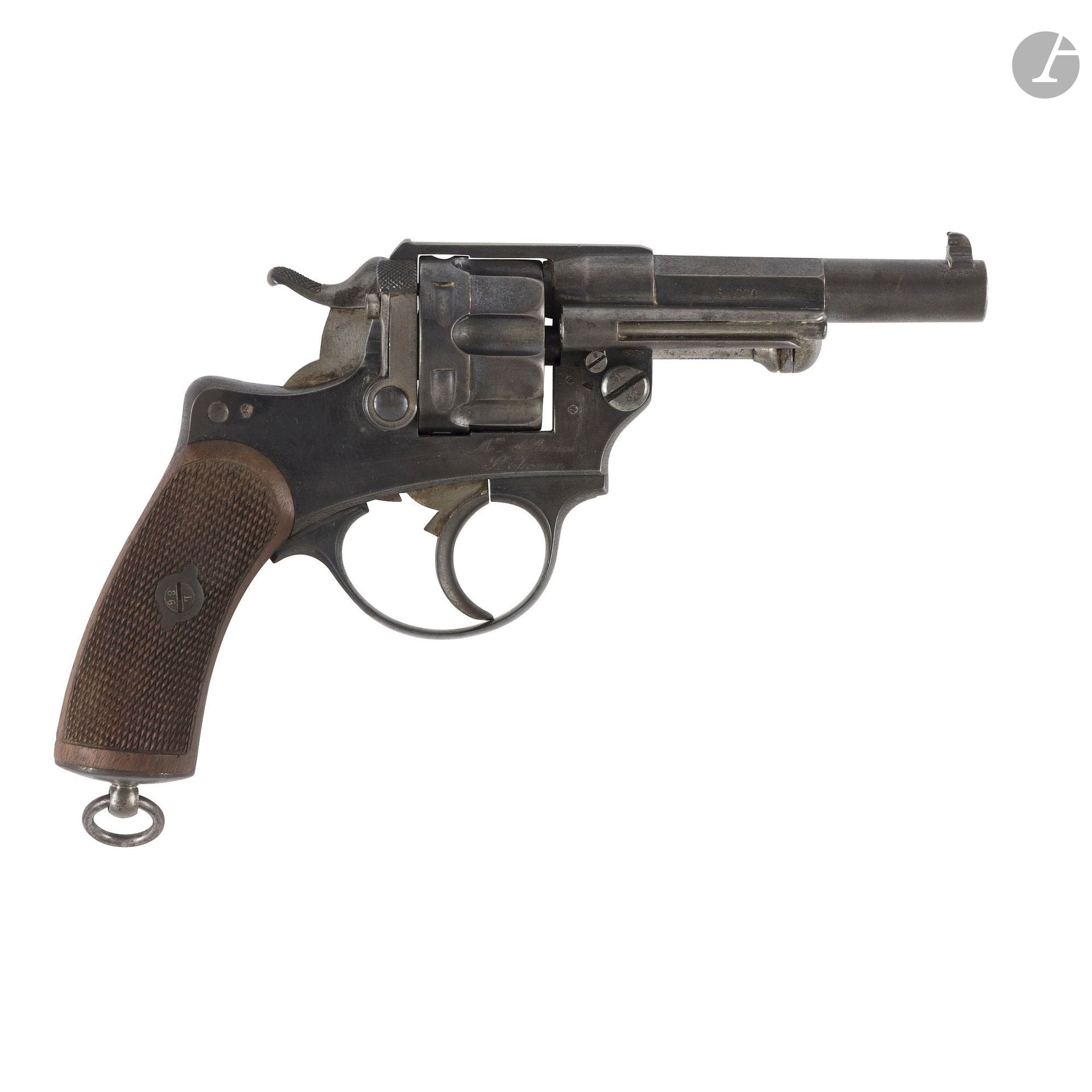 Officer's revolver model 1874, six-shot, 11 mm caliber
Round thunderbolt barrel marked "Mle 1874" and dated "S 1880". Closed frame marked "Mre d'Armes St Etienne". Checkered walnut stock plates. Inside of barrel in good condition with scratches. Original blued and yellowed finish (wear).
Service number N28686.
Length : 24 cm
A.B.E.