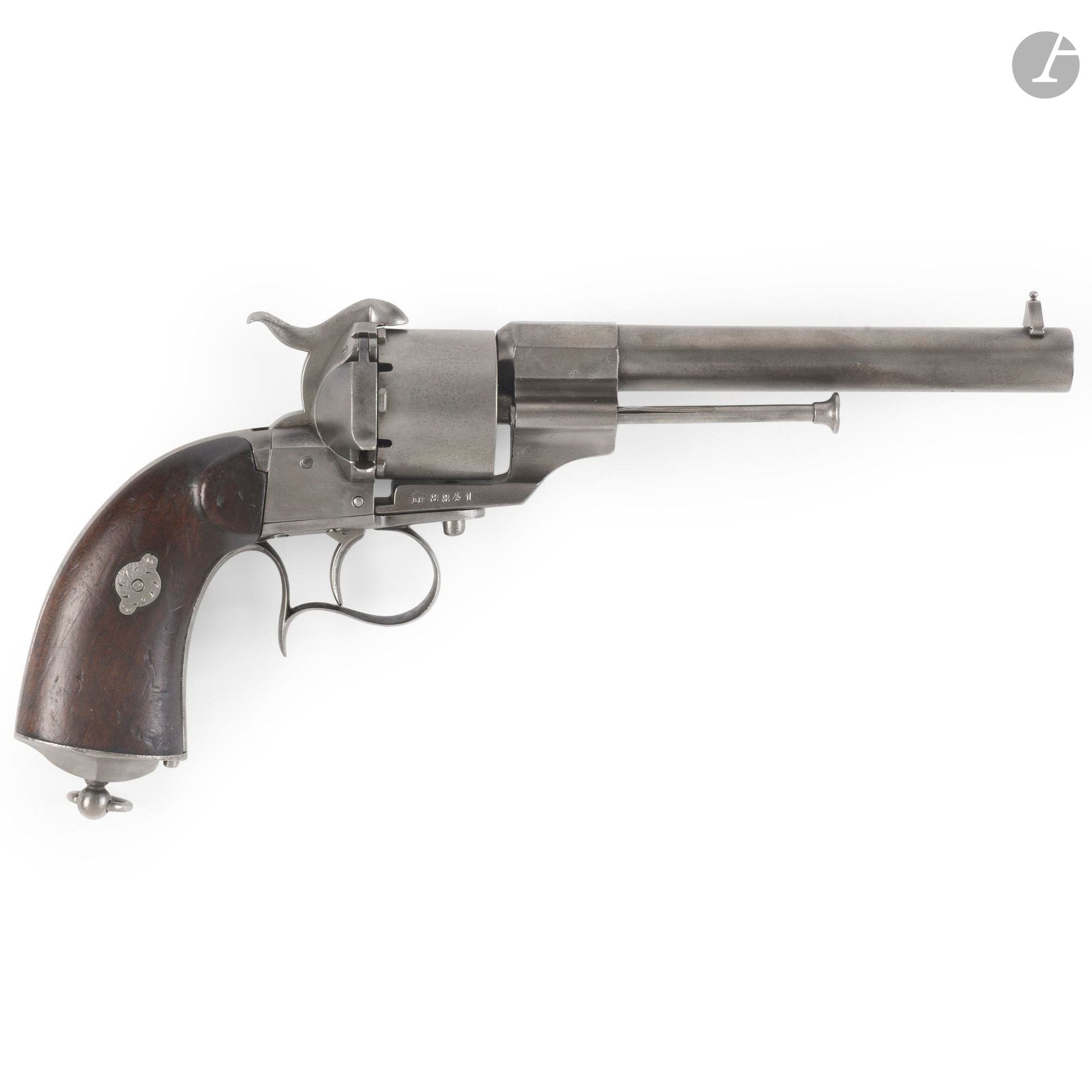 Revolver Lefaucheux civil type 1858, six coups, calibre 12 mm
Canon rond, à pans au tonnerre. Carcasse ouverte marquée « LF 8841 ». Pontet repose-doigt et calotte diamantée montée à une vis. Plaquettes de crosse en noyer. Baguette en fer.
Longueur : 30 cm
A.B.E.