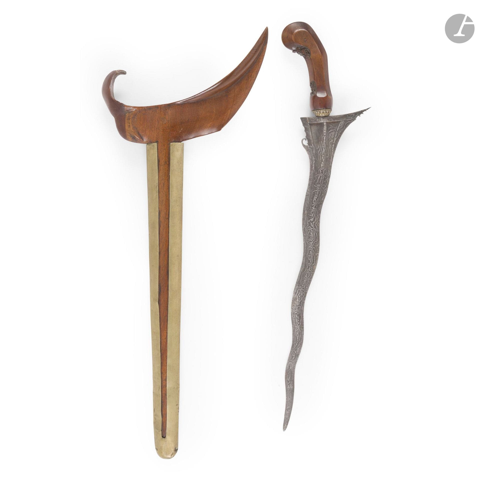 Kriss Malais.
Poignée en bois sculpté. Lame flamboyante en acier pamor. Fourreau en bois recouvert de laiton (usures).
Longueur : 47,5 cm