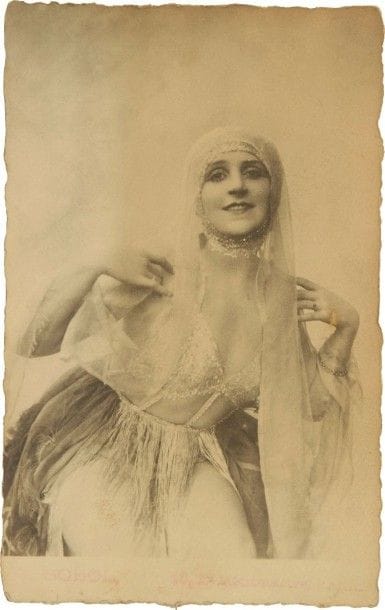 Natalia TROUHANOWA (1885-1956). Manuscrit en partie autographe, signé « N. Trouhanowa-Ignatieff », Le Livre de Natacha ; 64 pages autographes et 230 pages dactylographiées annotées et corrigées, format in-4, sous chemise cartonnée (qqs petits défauts).
Important dossier d’un projet d’autobiographie de la danseuse, resté inédit. [Le Livre de Natacha est resté inédit en français ; en Russie, les éditions Zakharov ont publié en 2003 Sur scène et en coulisses, autobiographie en russe de la danseuse « d’après un tapuscrit de l’auteur préparé dans les années 50 », mais nous n’avons pu vérifier s’il s’agit bien du même texte, ni s’il contient les chapitres ici ajoutés.]. Après une apostrophe d’Alexei Tolstoï sur le rôle de l’artiste dans la création, un préambule de l’auteur expose les motifs de son entreprise. On y apprend que Natalia Trouhanowa rassemble ici les écrits de ses journaux, tenus tout au long de sa vie, « afin de déverser l’excédent de mes insurgences, de mes révoltes, de mes inspirations vers un idéal imprécis… […] L’éminent critique, G. de Pawlowski, a dit avec raison que “dans tout être sommeille le bolchevisme”. C’est ce qui, probablement, dans mon subconscient, en dehors de toute “théorie Marxiste”, m’a poussée à me “désencroûter”, à sentir et à penser à cœur ouvert. Ma vie représente une perpétuelle révolte contre la société, ses lois, ses règles, ses traditions »… Elle termine en saluant son pays, où un voyage récent lui a permis de constater qu’une société nouvelle y avait été formée en l’espace de dix ans, « une société où on favorise les opprimés »…. Le tapuscrit de l’ouvrage, complet (230 pages), accompagné de la table des matières, compte 70 chapitres, classés en 9 parties inégales : L’Enfance ; Le Théâtre ; Portraits et images ; La Comédie de l’amour ; L’Amour, le vrai ; La Guerre ; La Révolution ; Le Monde nouveau ; Mon pays. Après des chapitres purement autobiographiques sur son enfance, sa vie de danseuse, ses amours, le livre fait une lar