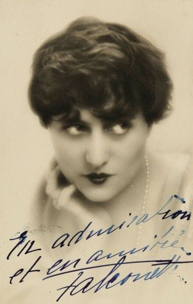 [Vladimir KIRCHON (1902-1938) et V. OUSPENSKY]. Recueil relatif à leur pièce La Rouille ; plus de 60 documents montés sur les pages d’un album in-fol., rel. demi-chagrin noir.
La pièce originale en russe (1927), en ff. montés sur onglets ; l’édition de la pièce traduite en français par Fernand Nozière et J.-W. Bienstock (Les Œuvres libres, n° 104, février 1930, en ff.) ; programme de la création parisienne au Théâtre de l’Avenue (22 novembre 1929) avec Falconetti, dans des décors et costumes d’André Boll (en ff.) ; invitation et billet d’entrée à la répétition générale ; revue de presse avec toutes les coupures de journaux français et russes ; 2 photographies de Falconetti, dont une avec dédicace a.s. ; 12 photographies de la pièce, la plupart par G.L. Manuel frères ; programmes de l’adaptation anglaise, Red Rust, par Virginia et Frank Vernon (Londres, Little Theatre, février 1929) ; 9 photographies de ce spectacle, et coupures de presse.