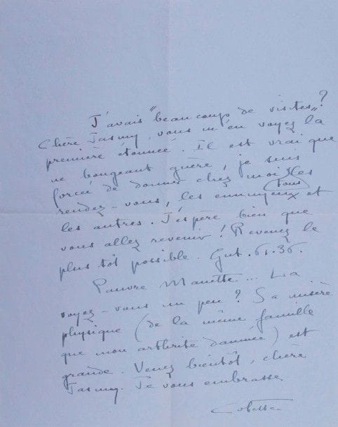 COLETTE (1873-1954). 2 L.A.S., février-avril 1945, à Madame Jasmy ; 1 page in-4 et 1 page et demie obl. in-8, sur papier bleu, 2 enveloppes.
[14 février 1945]. Elle gronde sa « chère Jasmy » de n’avoir pas plus insisté en lui rendant visite : « J’avais “beaucoup de visites” ? […] vous m’en voyez la première étonnée. Il est vrai que ne bougeant guère, je suis forcée de donner chez moi tous les rendez-vous, les ennuyeux et les autres. J’espère bien que vous allez revenir ! »… Elle plaint la « Pauvre Manette », dont la « misère physique (de la même famille que mon arthrite damnée) est grande »… [14 avril 1945]. « Chère Jasmy, les jolis œufs ! La forme d’un œuf est une perfection ». Elle est fâchée de ne pas avoir pu la voir depuis quelques semaines : « La lenteur de mon travail, mon respect de l’exactitude, mes damnés scrupules d’honnête travailleuse, – quels poids ! Merci aussi pour les “appétits”. C’est comme ça qu’on appelle la ciboule dans l’Yonne »…