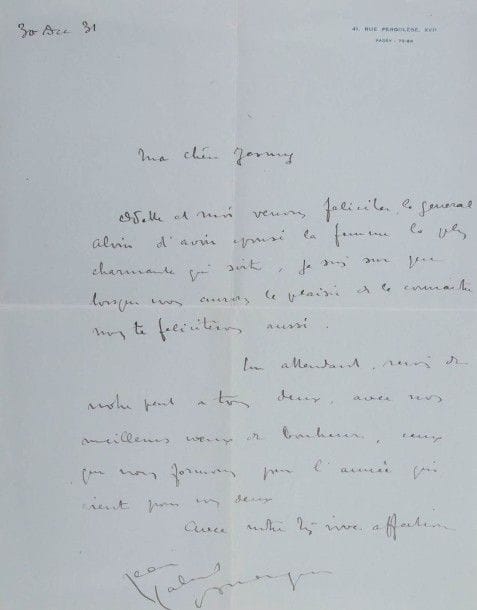 Jean-Gabriel DOMERGUE (1889-1962) peintre. 2 L.A.S., 1931-1939, à Mme Jasmy Alvin ; 1 et 2 pages in-4 à ses adresses, une enveloppe.
Paris 30 décembre 1931. Félicitations pour son mariage, félicitant « le général Alvin d’avoir épousé la femme la plus charmante qui soit, je suis sûr que lorsque nous aurons le plaisir de le connaître nous le féliciterons aussi »… Cannes 6 août 1939. Recommandations pour un voyage à New York : « Tu vas voir la folie et la chaleur réunies, ça doit donner quelque chose ! ». Il lui recommande deux hôtels « pas ruineux et bien », mais pour trouver « des gens agréables, ça c’est plus rare, car en été ils sont partis ». Il lui donne cependant les adresses de quelques « copains sympathiques » parlant français et susceptibles d’être à New York, celle d’un petit restaurant épatant, et celle d’une « américaine charmante », Mrs Fairbanks : « Tu n’as qu’à leur dire que tu viens de ma part et ta sympathie communicative fera merveille »…