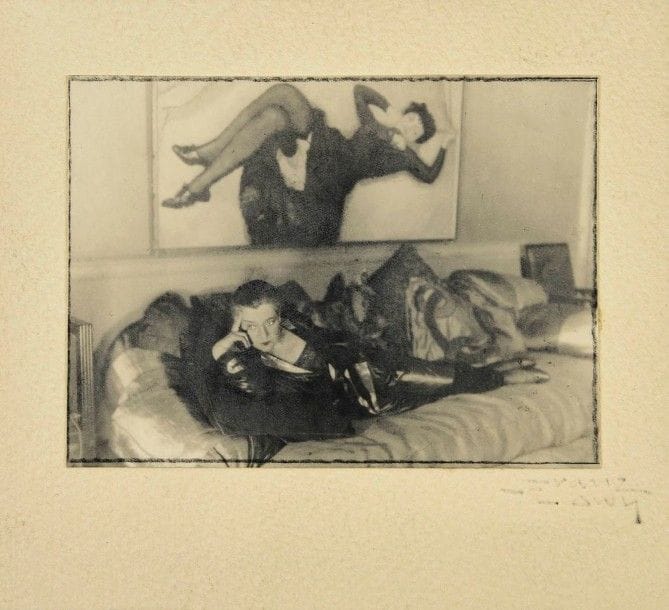 [Léa Jacob dite JASMY]. Franz LÖWY (1900-1938). 3 photographies noir et blanc, [vers 1920] ; 2 de 6,3 x 8,6 cm et une de 6 x 7,5 montées sur cartes 10 x 11 cm, signées par le photographe, 2 avec son tampon au dos.
3 photographies de Jasmy allongée sur un sofa, sous le tableau de Van Dongen La Femme en noir (1909), la plus petite recadrée.