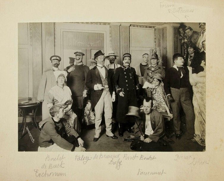 [Paul POIRET (1879-1944) couturier]. 17 photographies de bals costumés, principalement du Bal des Rois 1922, la plupart annotées au dos ou légendées par Jasmy Van Dongen ; noir et blanc, tirages argentiques originaux, formats divers (de 11,5 x 15 à 24 x 18 cm), dont 8 montées sur cartes 28 x 22 cm.
Bel ensemble de photographies, principalement par Henri Manuel (9), M. Branger (3), Gilbert-René (2), Ruysdal… On reconnaît les principaux protagonistes : Van Dongen et Jasmy, Paul Poiret et Madame, George Scott, Jean-Gabriel et Olga Domergue, Dunoyer de Segonzac, Damia, Raoul Dufy, Maxime Dethomas, Fernande Cabanel, etc., dans le Bal des Rois, le Bal des Peaux-Rouges, etc.. On joint 7 photographies du Bal révolutionnaire chez les Mortigny (1912), plus coupure de journal.