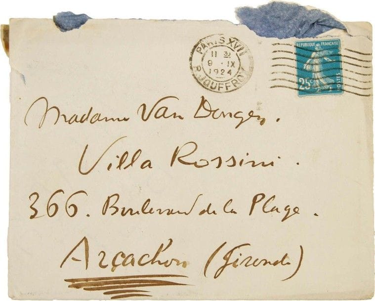 Kees VAN DONGEN. 13 L.A.S. (la plupart « Kiki »), [Paris] septembre-octobre 1924, à « Madame Van Dongen » à Arcachon, Villa Rossini, puis à Château l’Évêque (Dordogne) ; 27 pages la plupart petit in-4 (9 lettres au crayon), enveloppes.
Belle correspondance amoureuse et amusante, vrai journal tenu en l’absence de Jasmy.. Ce Lundi soir [8 septembre]. Il a été très occupé à ranger la maison après son départ… Il a été voir deux spectacles, Les Cowboys et Le Jazzband et la Guitare, qu’il a trouvés idiots ; le public riait de le voir se moucher dans un tablier de femme de chambre, pris par erreur… Pas d’affaires en cours, « à part un petit arrangement avec un petit éditeur qui veut faire un livre sur moi. Foy de veau [Edouard des Courières] écrira le boniment sous ma haute direction bien entendu »… Il signe : « Kiki – homme de peine ».. [11 septembre]. « Ma pavaneuse. Bien reçu ta carte […] tu peux faire des excursions et faire un peu de sport. […] Ici rien de neuf, temps plus qu’incertain. Ça sent déjà l’automne [...] Amuses toi mais fais attention aux sables mouvants. Ici je travaille et quand je commence à m’ennuyer je fais le ménage ou j’écris je travaille à mon Rembrandt [Van Dongen raconte la vie de Rembrandt (Flammarion 1927)] »… Il signe : « ton Kiki qui boude ».. Vendredi 2 heures [12 septembre]. « Ma Gironde, je t’ai envoyé ma culotte. Pauvre pauvre Kiki tu lui prends jusqu’à sa culotte bientôt tu me réclameras ma chemise et je n’aurai plus qu’un faux col et une vieille cravate à me mettre. Et j’irai me promener tout seul tout triste le long des boites à ordures et les couilles au vent. Pauvre Toby. Tu sais que tu seras obligé de coudre des boutons à cette culotte le long des jambes ils sont tous partis. Amuses toi mais fais attention et n’oublies pas complètement ton kiki. […] J’ai beaucoup de mal à gagner sa vie en attendant j’achète tous les jours des bourrelets toute la maison sera bourrelitée cet hiver ça la rendra peut être un peu plus douillette et qu
