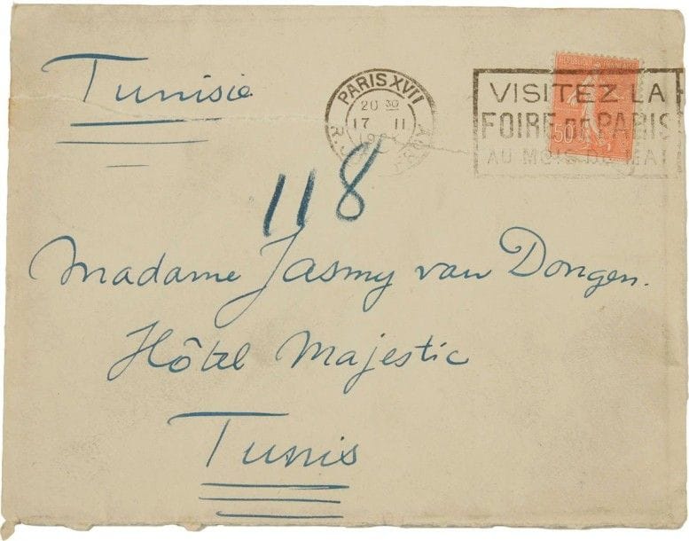 Kees VAN DONGEN. L.A.S. « Kiki », Paris 17 février 1927, à Madame Jasmy Van Dongen, à Tunis ; 2 pages in-4 à son adresse, enveloppe.
Longue lettre de mise au point sur leur liaison. Il vient de recevoir sa lettre postée depuis Marseille : « Il m’est très doux de lire que tu m’aimes que tu n’as que moi que tu tiens à moi et que tu ne veux que mon bonheur mais toutes ces belles paroles sont bien en contradiction avec ta façon de faire puisque tu n’as même pas pu me donner cinq minutes de tes vacances et tu me laisses seul et malade pour courir le parfait (?) amour avec le tétard »… Elle dit qu’elle espérait reprendre et continuer la conversation commencée chez Jenny afin de comprendre enfin ce qu’il lui reproche : « D’abord je ne te reproche rien et puis cette conversation chez J. où j’étais en quelque sorte – ceci non pas comme reproche mais pour établir un fait – en service commandé est venu au hasard (je pense) d’une conversation générale et comme tu devais prendre le train le lendemain matin, que j’étais bien mal fichu, et que toutes ces conversations depuis le temps que le muet parle n’ont pas mené à grand-chose il m’a semblé inutile d’aviver notre commune douleur par encore des phrases qui auraient pu aller plus loin –surtout avec ton goût du dramatique – que notre pensée »… Il pensait par ailleurs que Jenny avait clos le débat en disant qu’il en était de même dans tous les ménages, qu’elle-même avait traversé une phase comme celle-ci ; tout s’arrange avec le temps… Il a besoin de calme et il lui parlera à son retour : « Oh ! Enfant prodigue – Dis-moi tu es de mon avis. En dix ans de vie commune nous avons tout de même trop de manies trop d’habitudes et trop d’amour ensemble et notre vie matérielle est elle aussi trop embrouillée pour que par une lettre ou une parole non réfléchie je rejette le bouleau et le boulot et la femme que je traine – qui sont bien lourds à mes membres grippés. Te dire comment tu peux encore et toujours faire mon bonheur n’est pas di