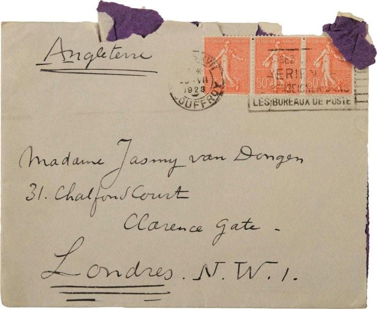Kees VAN DONGEN. 8 L.A.S. « Kiki » et 1 L.A., juillet 1928-octobre 1928, à « Madame Jasmy Van Dongen », à Londres ; 5 pages in-4 et 13 pages in-8, enveloppes. 
Intéressante correspondance sur l’avenir de leur vie commune, lors d’un séjour de Jasmy à Londres.. [Paris] Dimanche 15 juillet. « Rien de neuf ici [...] Quand paraitront tes impressions sur l’Angleterre ? »…. [23 juillet]. Il recopie une lettre adressée à Jasmy, et ajoute, à propos d’une coupure de presse jointe (article anglais de R.H. Wilenski) : « Je regrette de ne pouvoir signer un article de journal qui n’est pas écrit par moi. Par cet été chaud et sec il doit faire délicieux au Louvard ».. [25 juillet]. « Non je ne t’ai pas répondu au sujet d’expositions à Londres. D’abord parce que je ne savais pas que tu étais partie là-bas pour t’occuper de mes affaires et puis – il y a eu un moment des pourparlers d’exposition mais comme on voulait me faire participer aux frais ça n’a plus marché – Tu connais ça. Oh oui, il faut se méfier »... Il continue à peindre : « Je suis bien obligé puisque tu es partie avec la caisse. Il faut que je recommence. Si tu me trouves des portraits à faire tant mieux mais je ne pense pas être en Normandie en Août ». Il pense plutôt descendre dans le Midi, mais sera de retour à Paris mi-septembre pour faire ces portraits, « si toutefois tu ne prends pas une commission trop forte »…. Arcachon vendredi 3 août. Il a reçu sa lettre contenant le chèque pour le percepteur : « Tu as évidemment trop de noms – (comment t’appelles-tu en anglais). Je ferai donc le nécessaire pour ces contributions en rentrant [...] le percepteur attendra ». Quant à ses propositions d’exposition à Londres « avec toi pour manager elles sont évidemment tentantes mais je ne sais pas du tout si c’est possible ». Il souhaiterait d’abord faire « une exposition de mes choses d’Égypte en rentrant en Novembre puis Knoedler ne m’a rien proposé et si j’y vais il me tiendra la dragée haute et me demandera probablement 